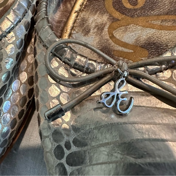 Sam Edelman Felicia Ballet Flat – Metallic Gold Snake Print (Size 8.5)
Leather - Picture 4 of 9